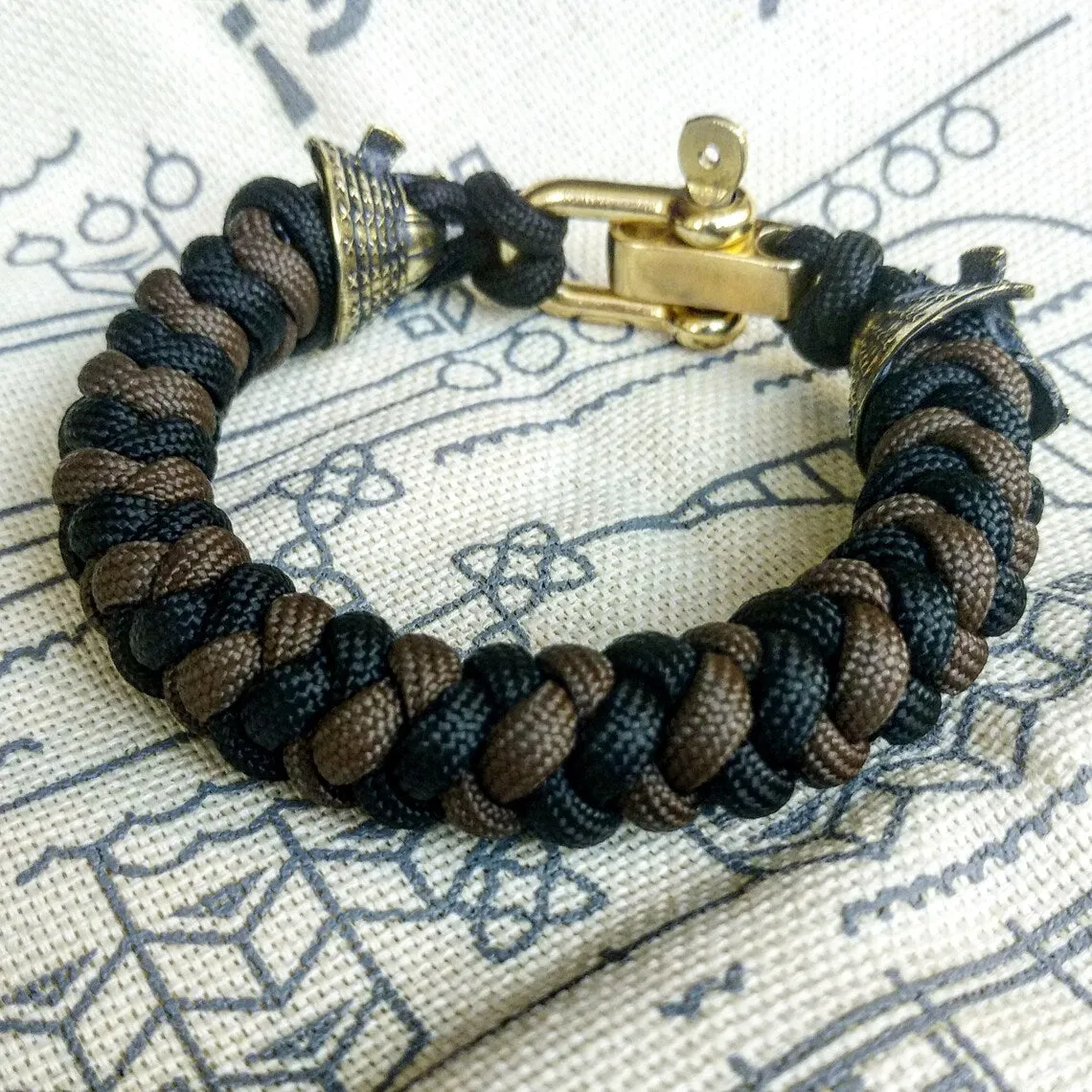 Custom bracelet "SAMURAI", made of paracord and original brass beads "Samurai helmet".  A great gift for everyone who likes Celtic knots.