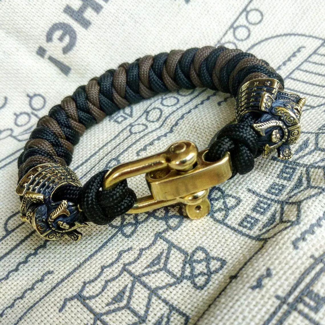 Custom bracelet "SAMURAI", made of paracord and original brass beads "Samurai helmet".  A great gift for everyone who likes Celtic knots.