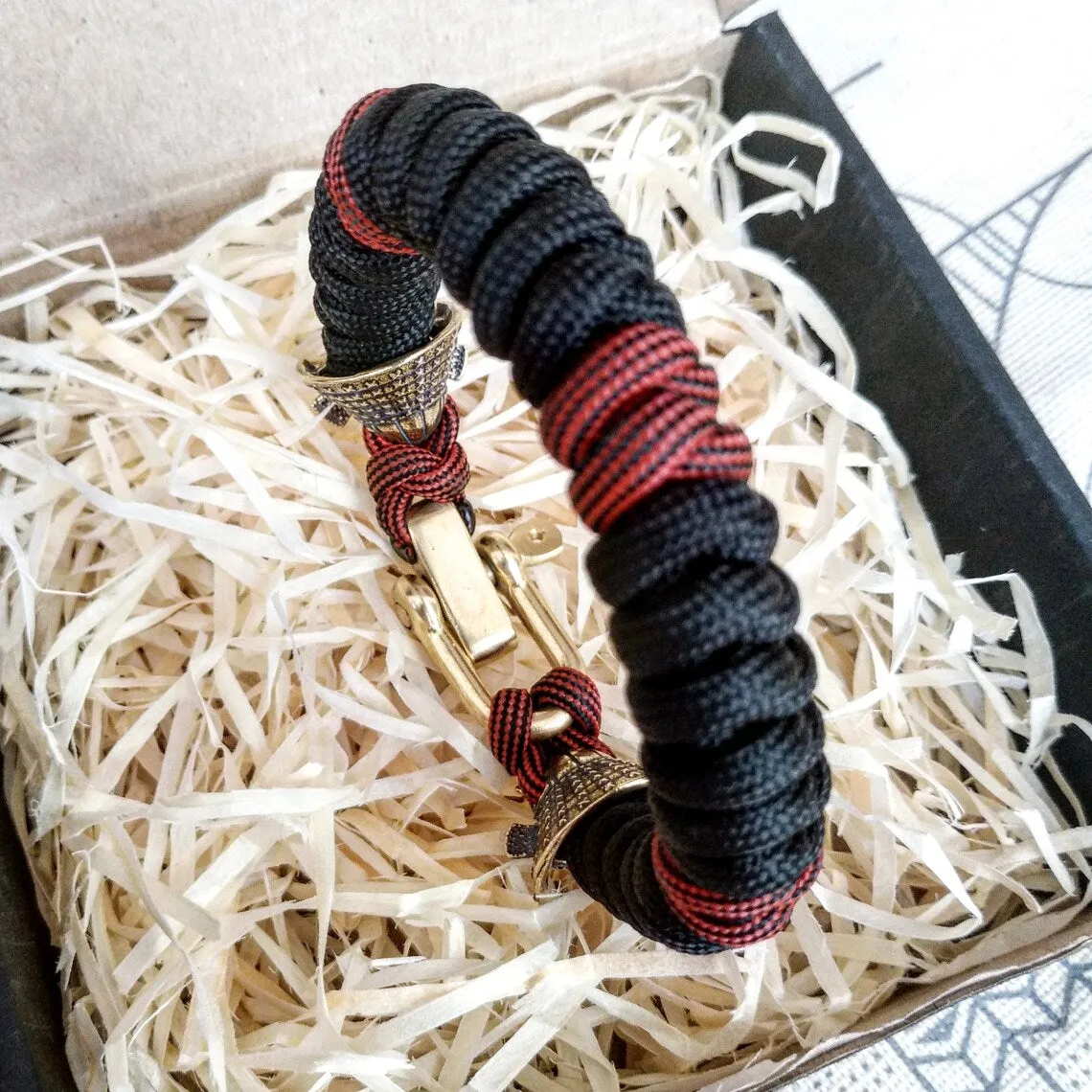 Custom bracelet "SAMURAI", made of paracord and original brass beads "Samurai helmet".  A great gift for everyone who likes Celtic knots.
