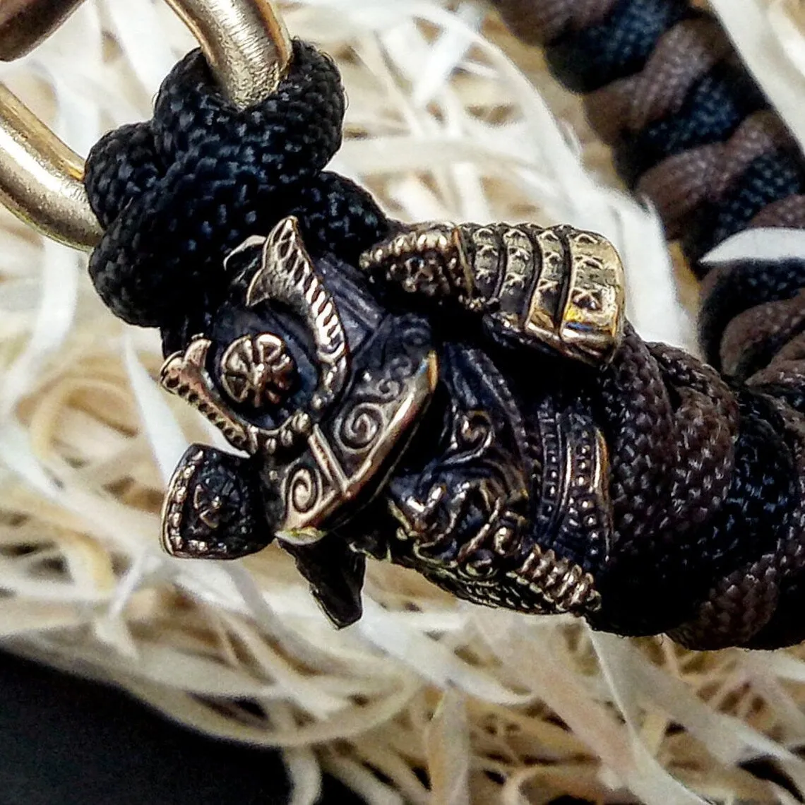Custom bracelet "SAMURAI", made of paracord and original brass beads "Samurai helmet".  A great gift for everyone who likes Celtic knots.