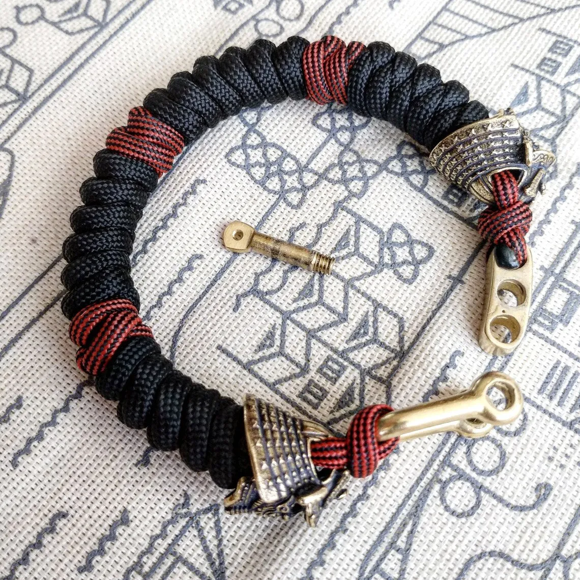 Custom bracelet "SAMURAI", made of paracord and original brass beads "Samurai helmet".  A great gift for everyone who likes Celtic knots.