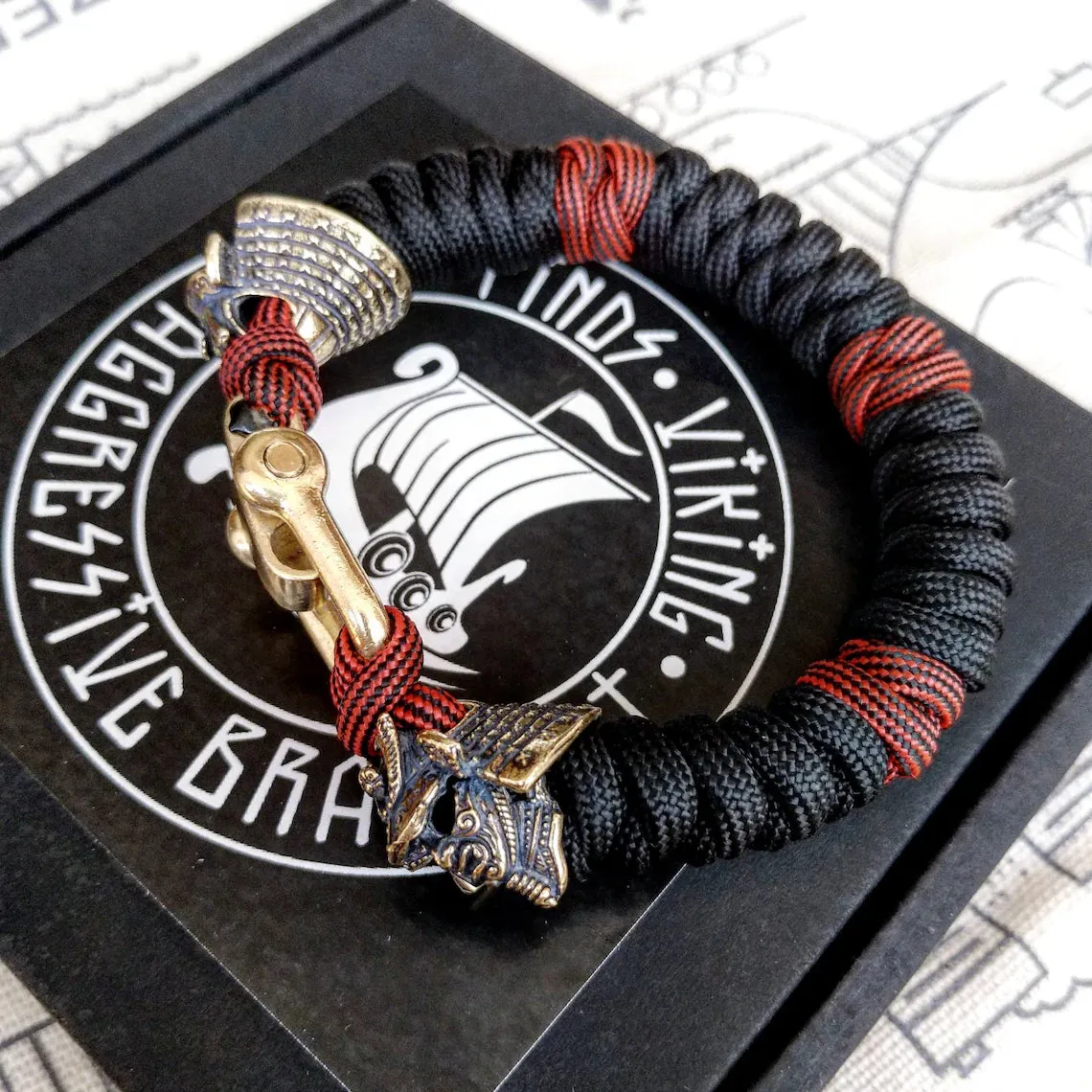 Custom bracelet "SAMURAI", made of paracord and original brass beads "Samurai helmet".  A great gift for everyone who likes Celtic knots.