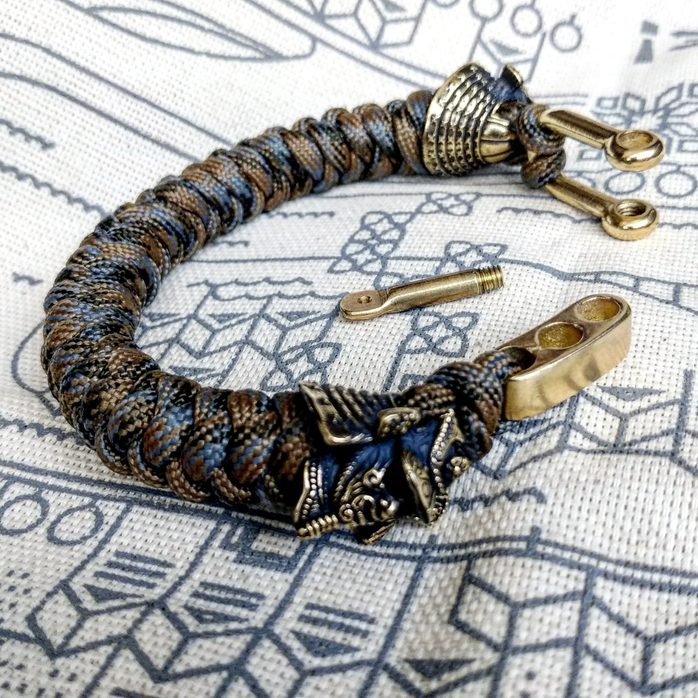 Custom bracelet "SAMURAI", made of paracord and original brass beads "Samurai helmet".  A great gift for everyone who likes Celtic knots.