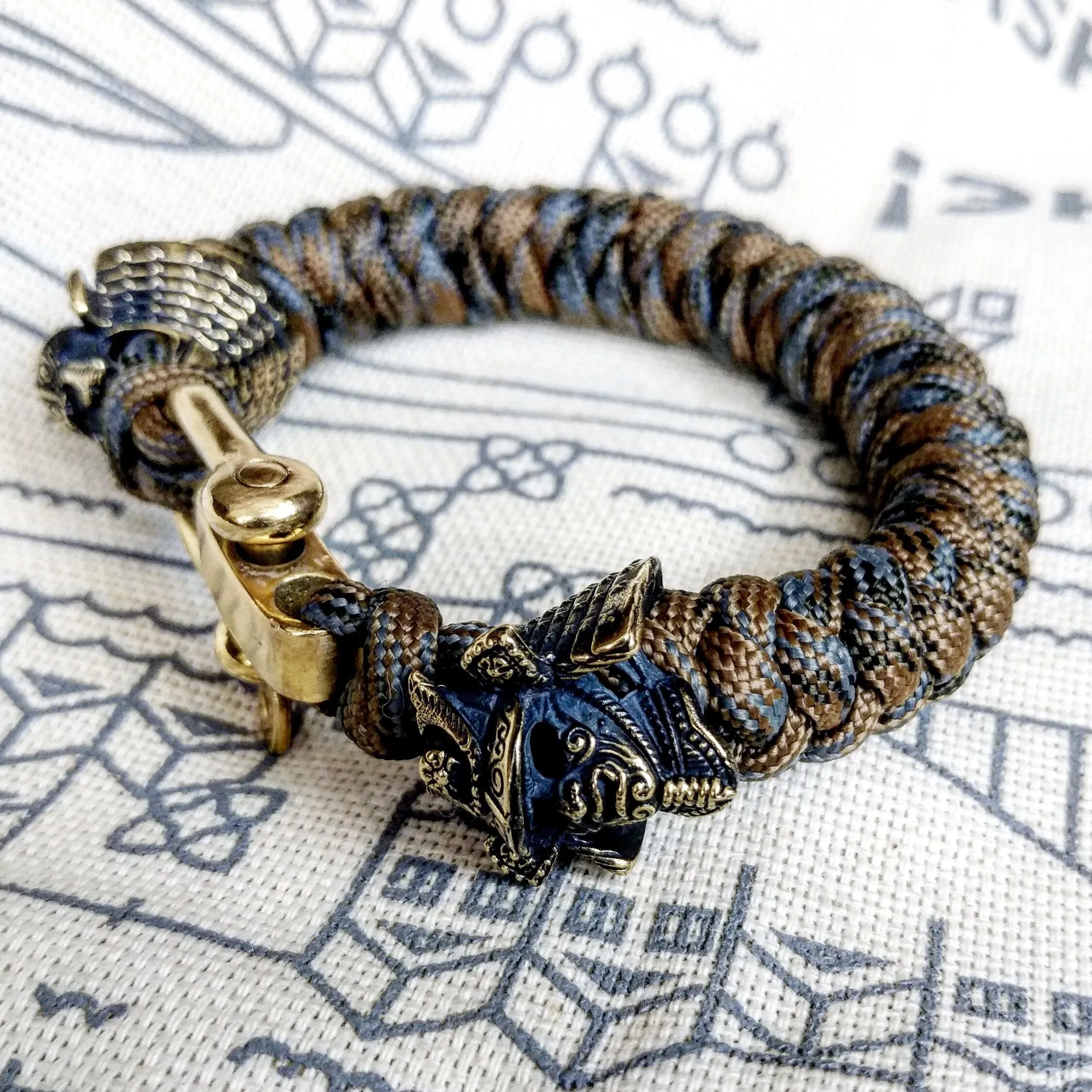 Custom bracelet "SAMURAI", made of paracord and original brass beads "Samurai helmet".  A great gift for everyone who likes Celtic knots.