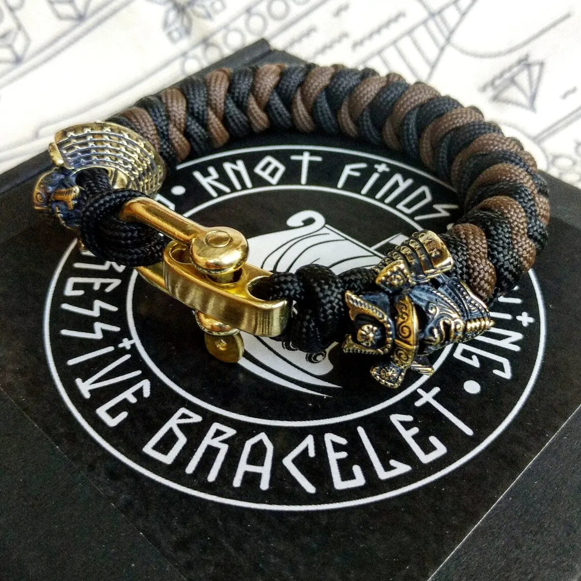 Custom bracelet "SAMURAI", made of paracord and original brass beads "Samurai helmet".  A great gift for everyone who likes Celtic knots.
