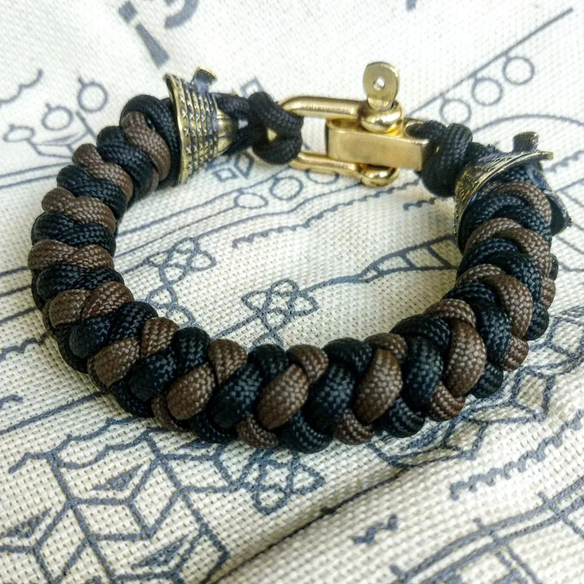 Custom bracelet "SAMURAI", made of paracord and original brass beads "Samurai helmet".  A great gift for everyone who likes Celtic knots.