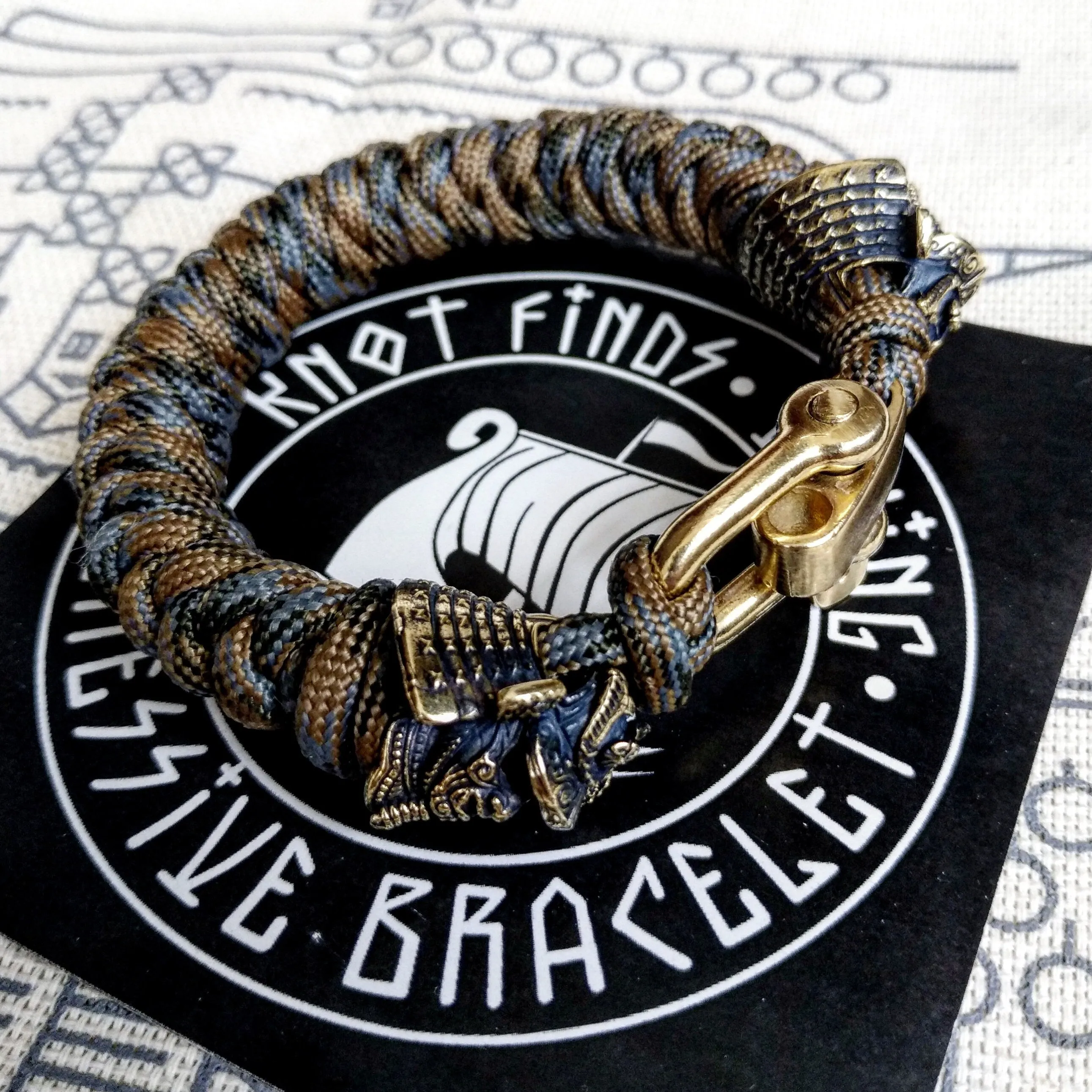 Custom bracelet "SAMURAI", made of paracord and original brass beads "Samurai helmet".  A great gift for everyone who likes Celtic knots.