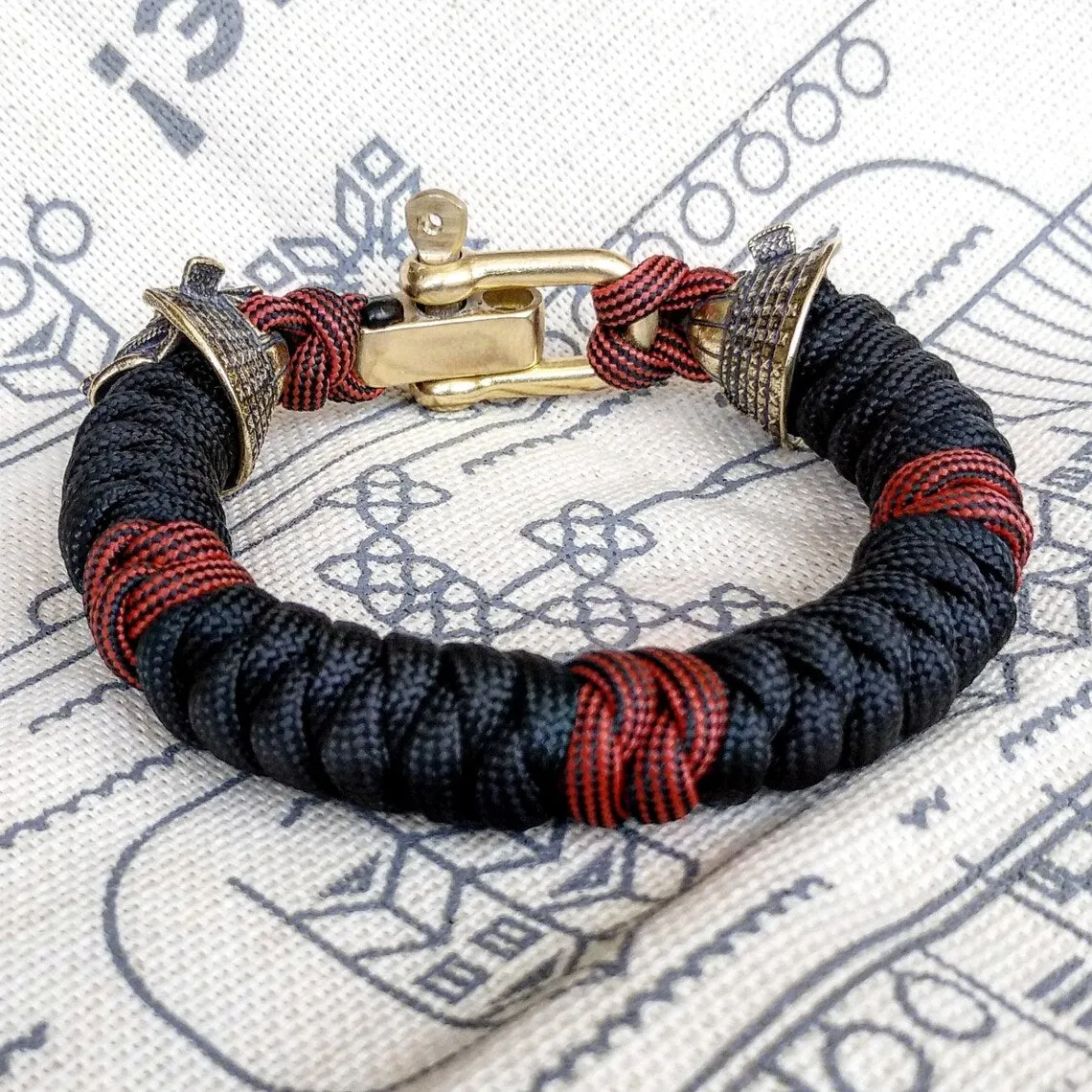 Custom bracelet "SAMURAI", made of paracord and original brass beads "Samurai helmet".  A great gift for everyone who likes Celtic knots.