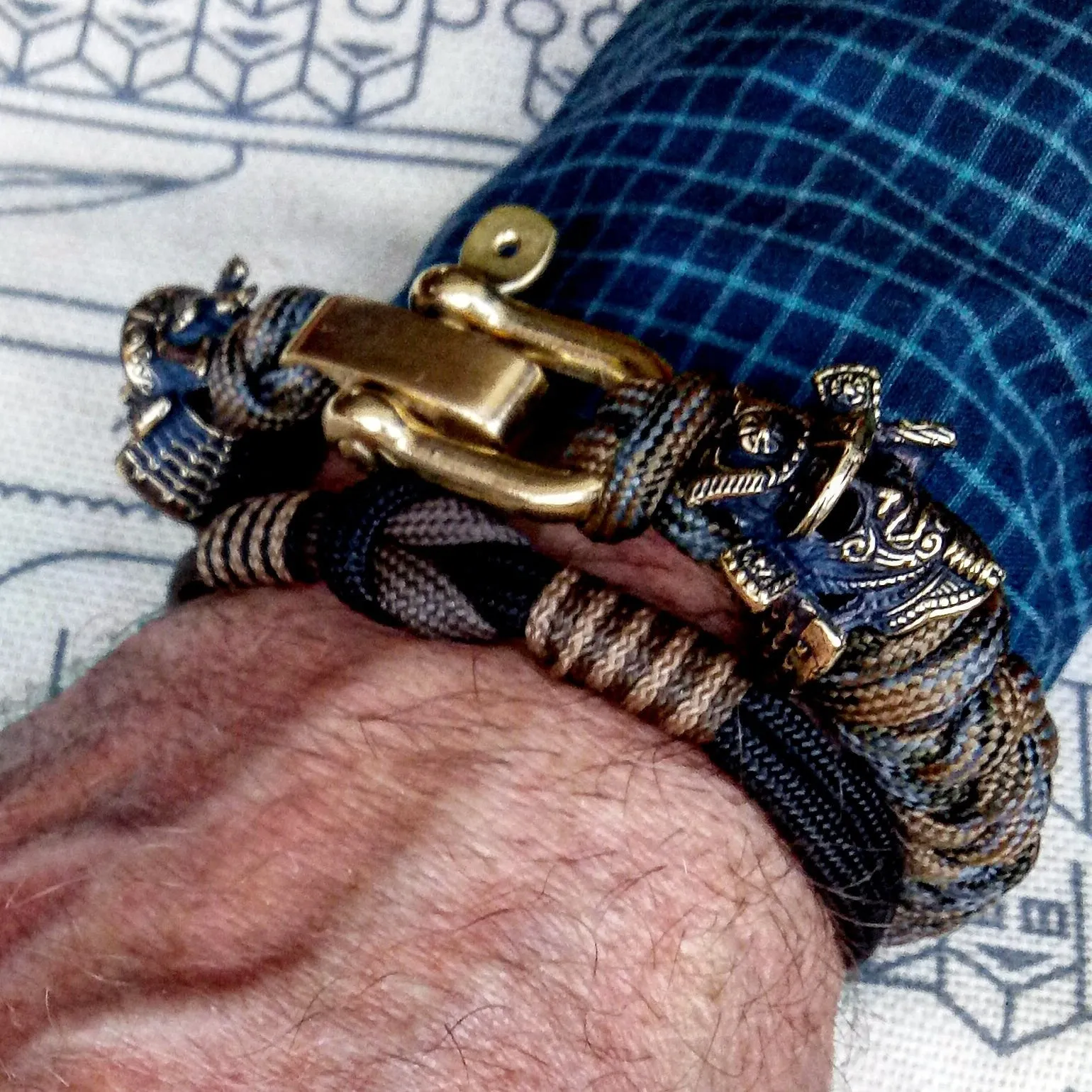 Custom bracelet "SAMURAI", made of paracord and original brass beads "Samurai helmet".  A great gift for everyone who likes Celtic knots.