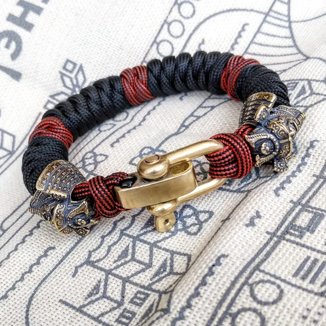 Custom bracelet "SAMURAI", made of paracord and original brass beads "Samurai helmet".  A great gift for everyone who likes Celtic knots.