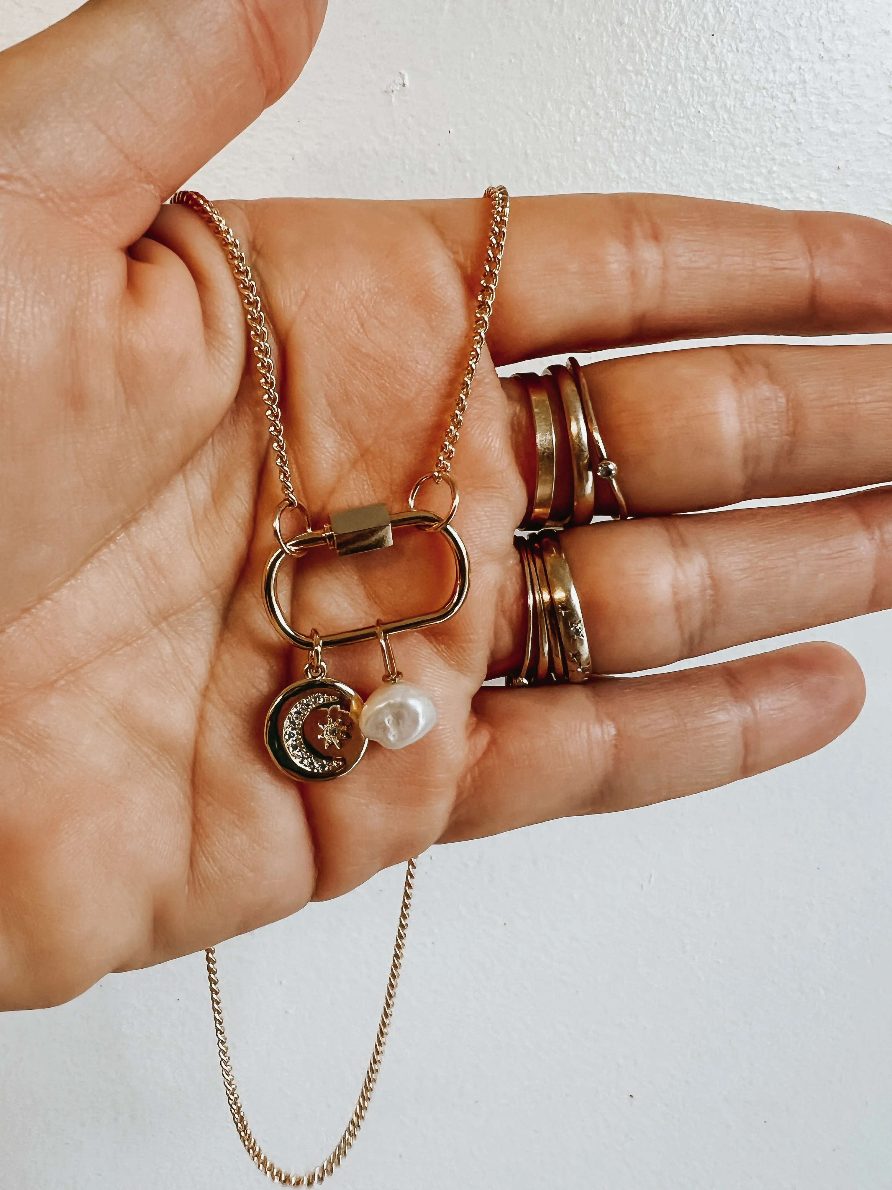 GWEN CHARM NECKALCE