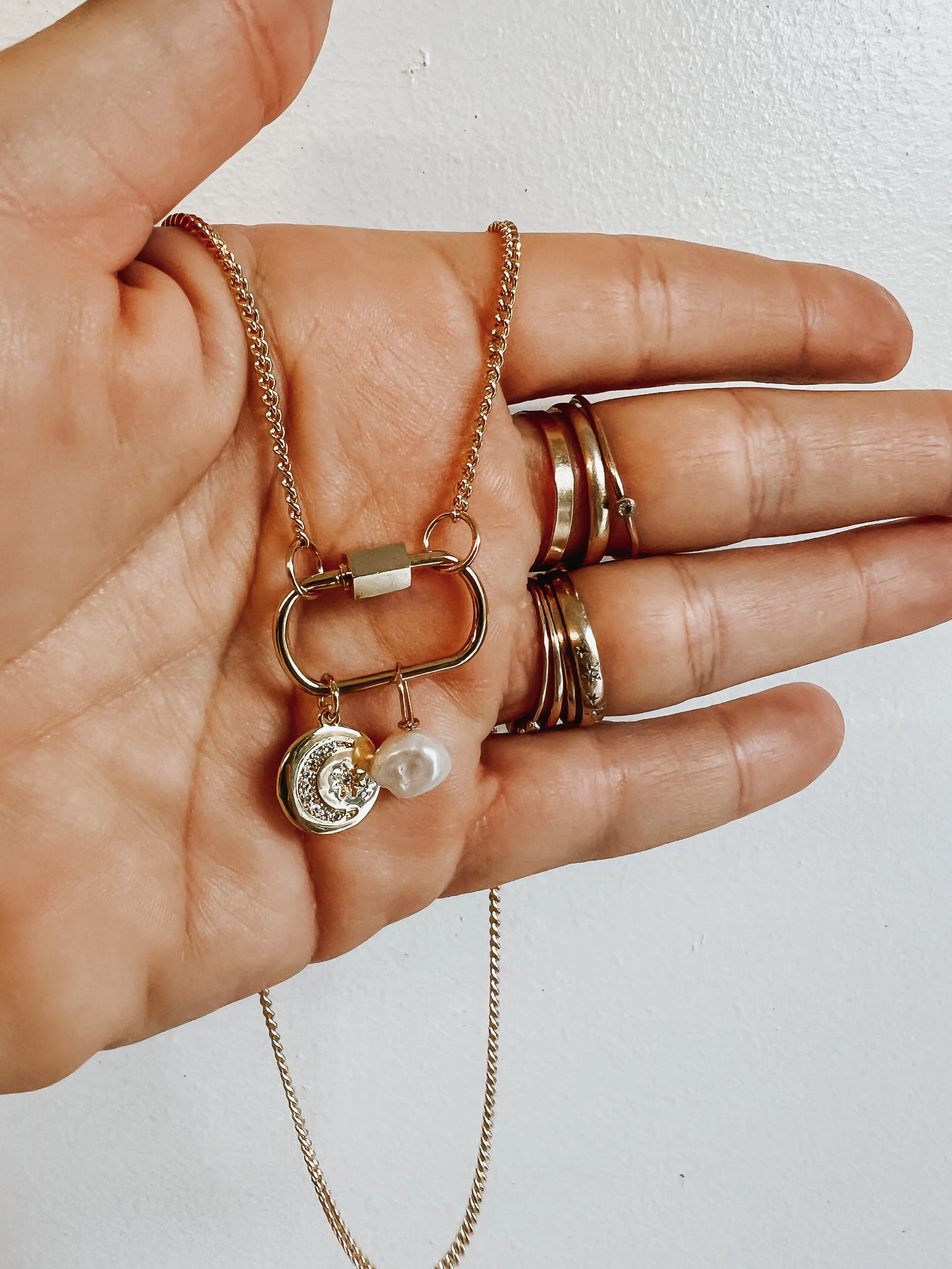 GWEN CHARM NECKALCE