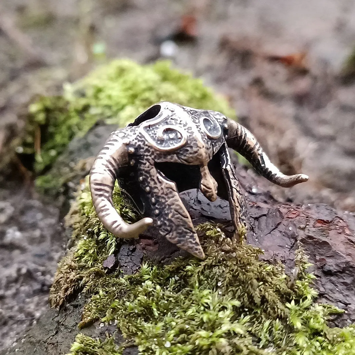 Horned viking helmet paracord bead
