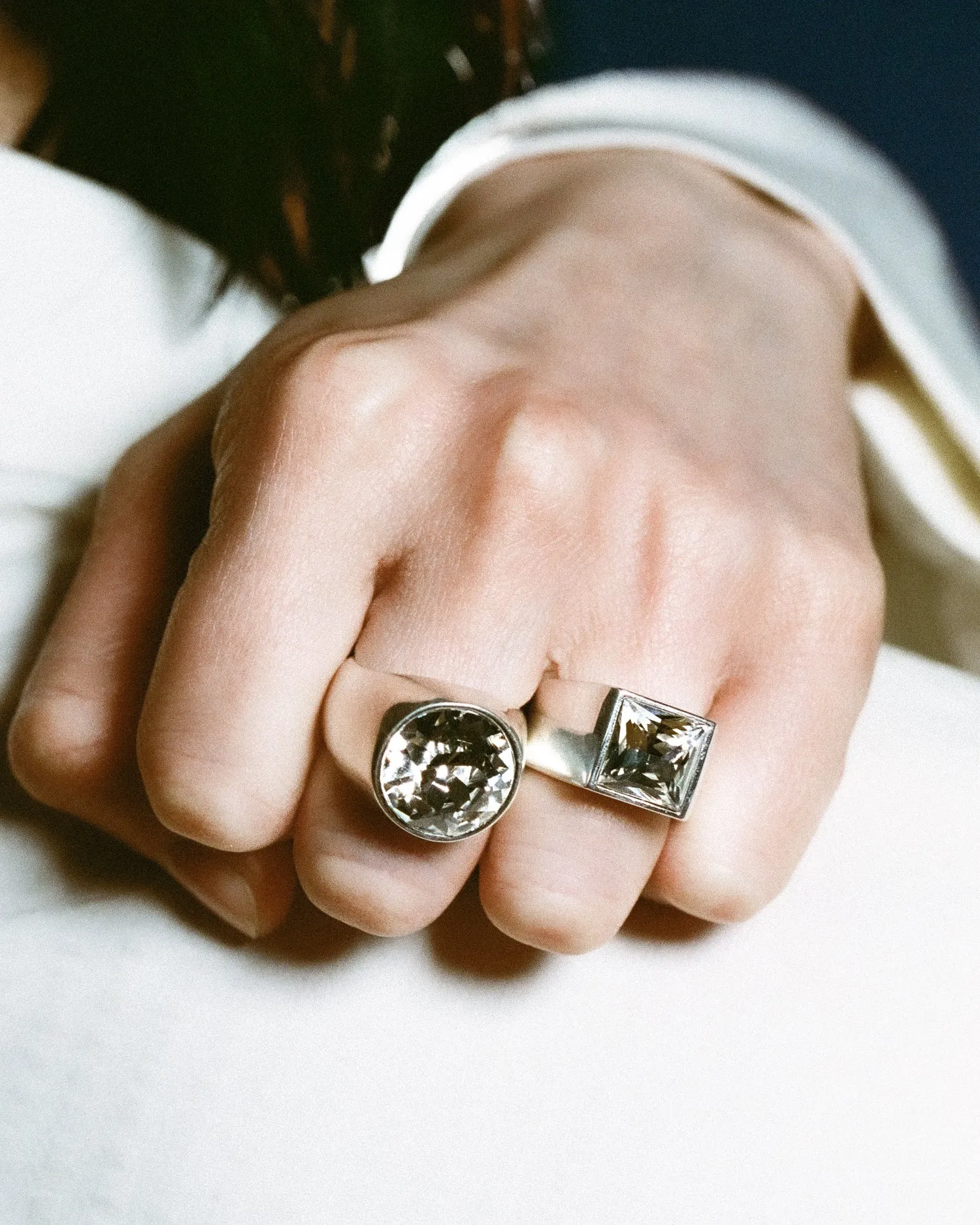 Pump up round signet ring in silver