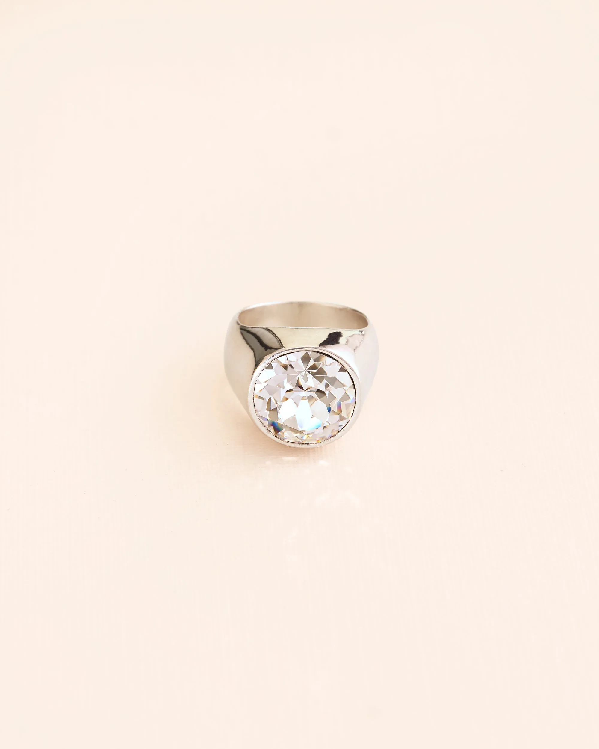 Pump up round signet ring in silver