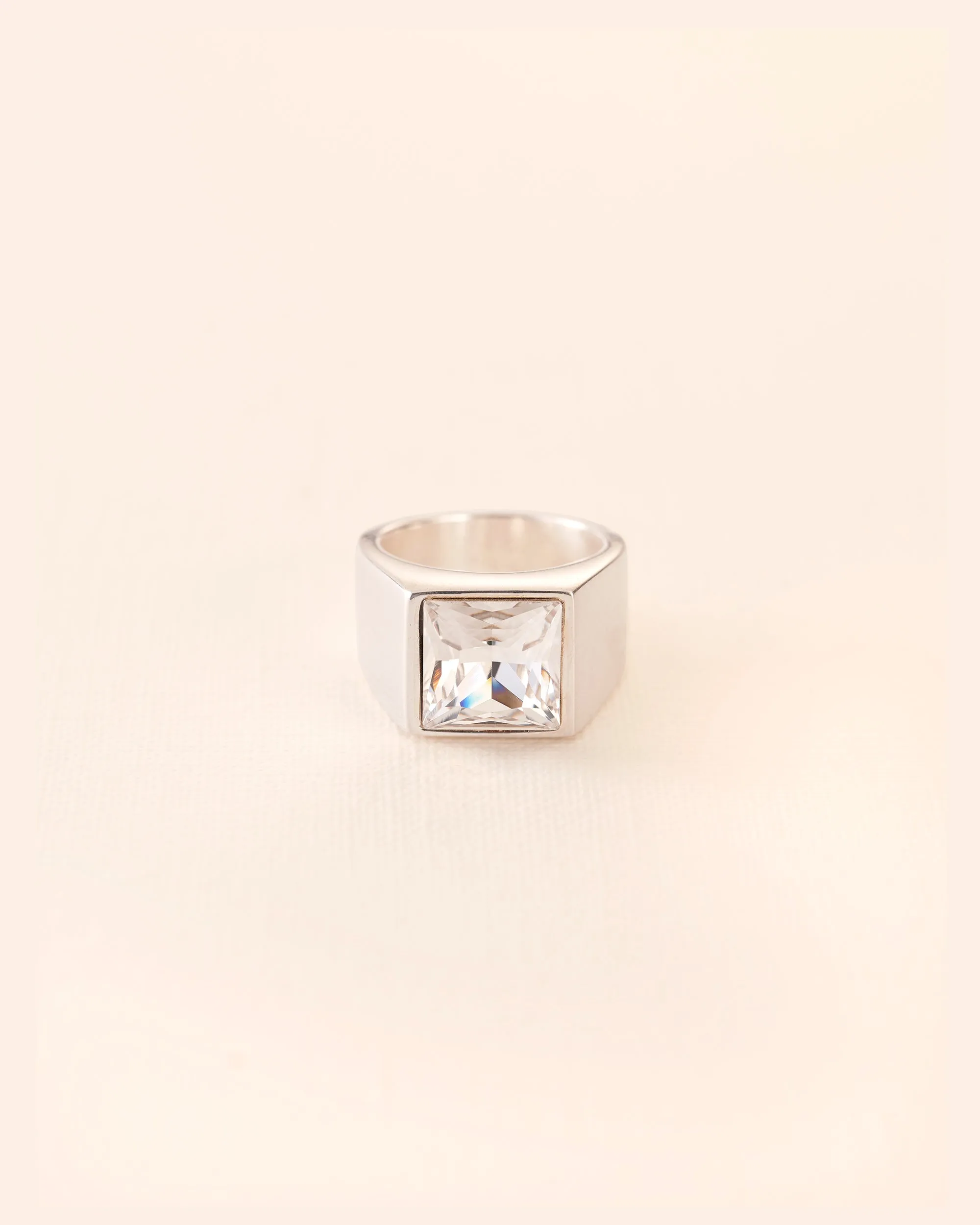 Pump up signet ring in silver