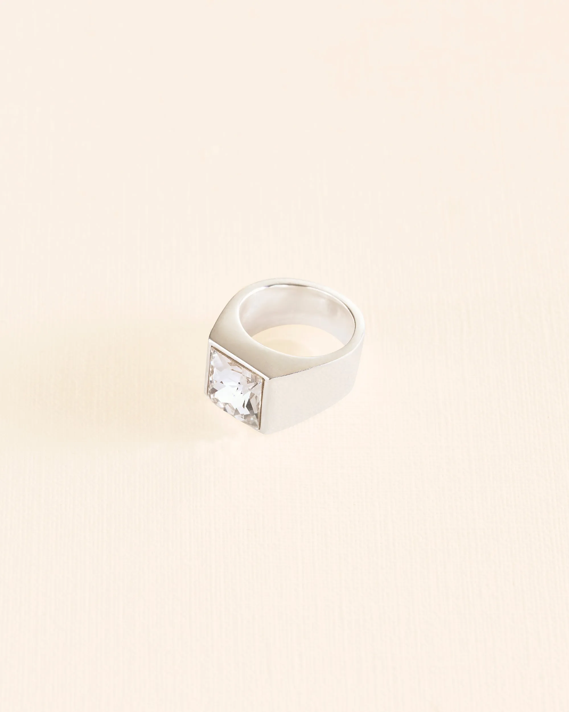 Pump up signet ring in silver