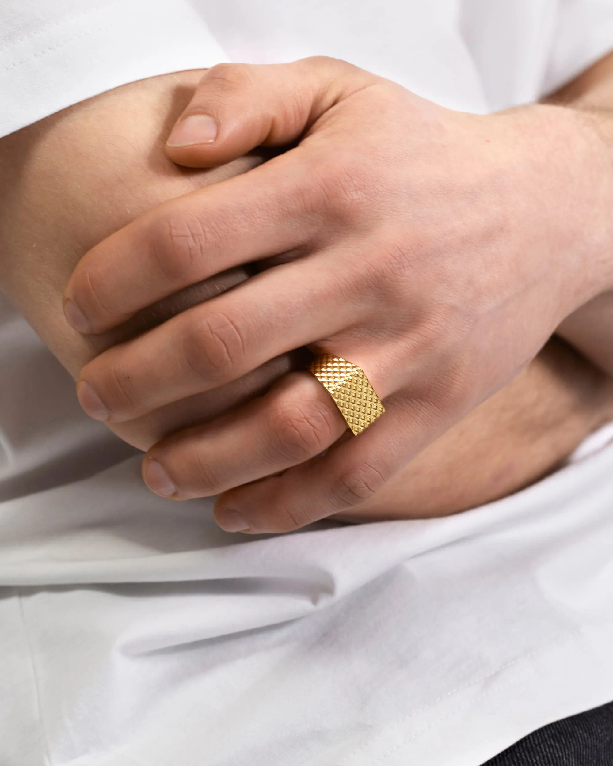 Square signet ring with diamond-cut structure