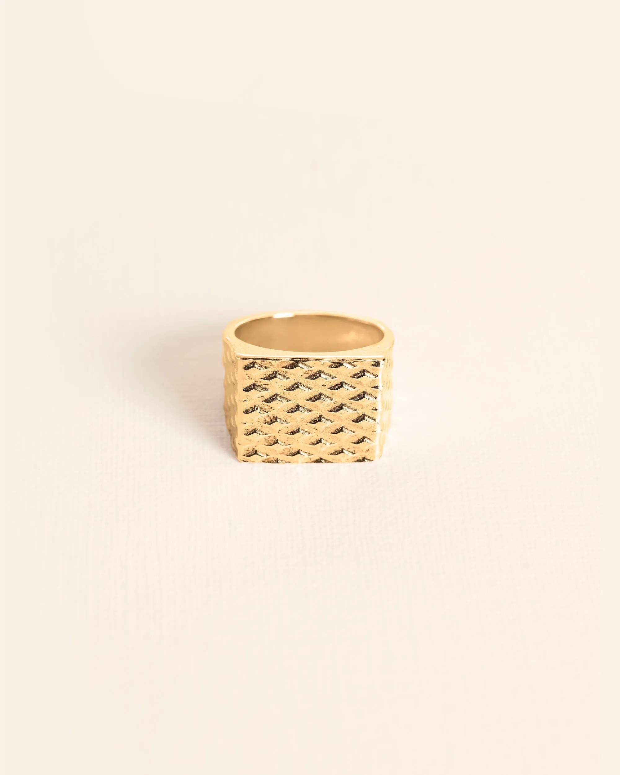 Square signet ring with diamond-cut structure
