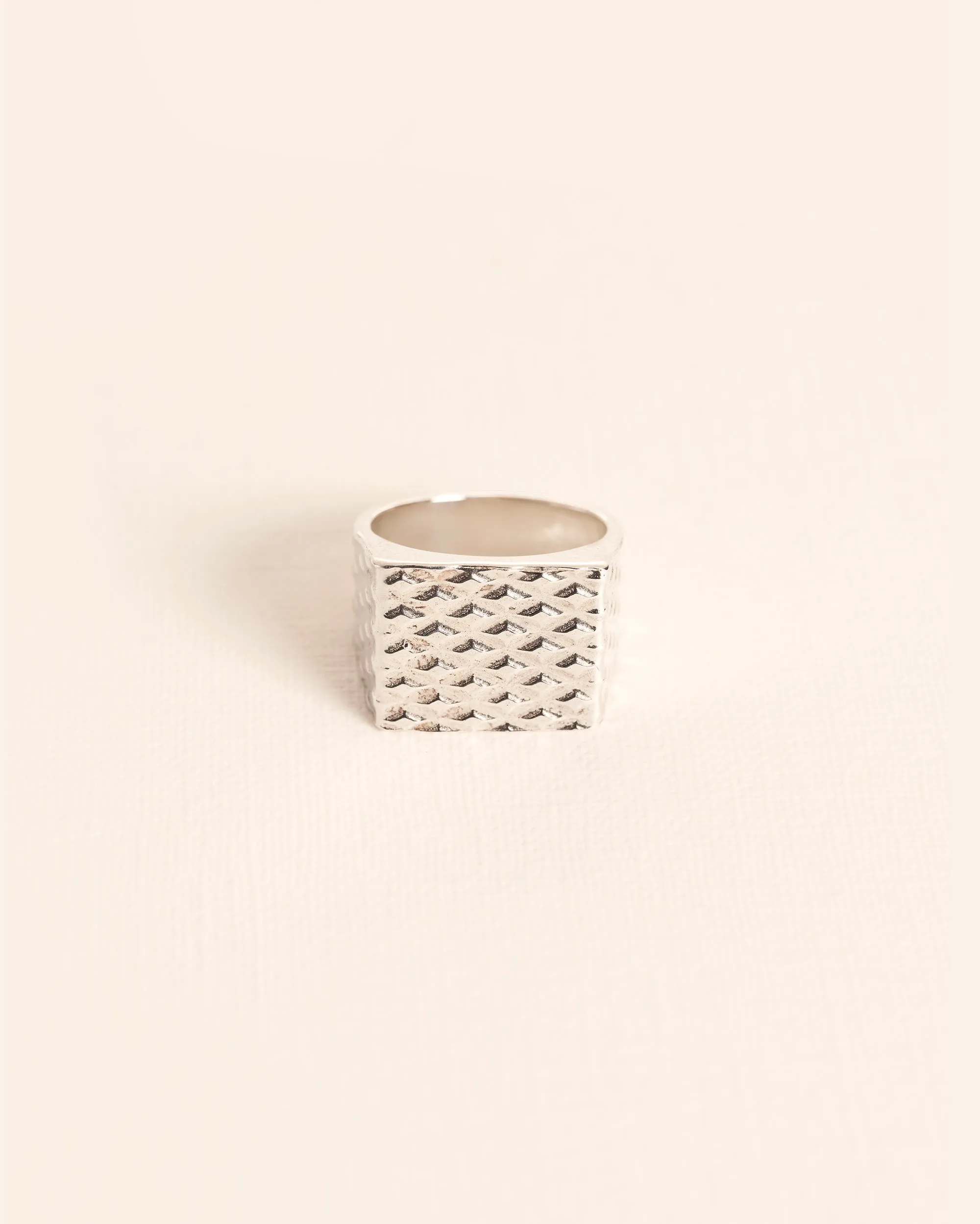 Square signet ring with diamond-cut structure