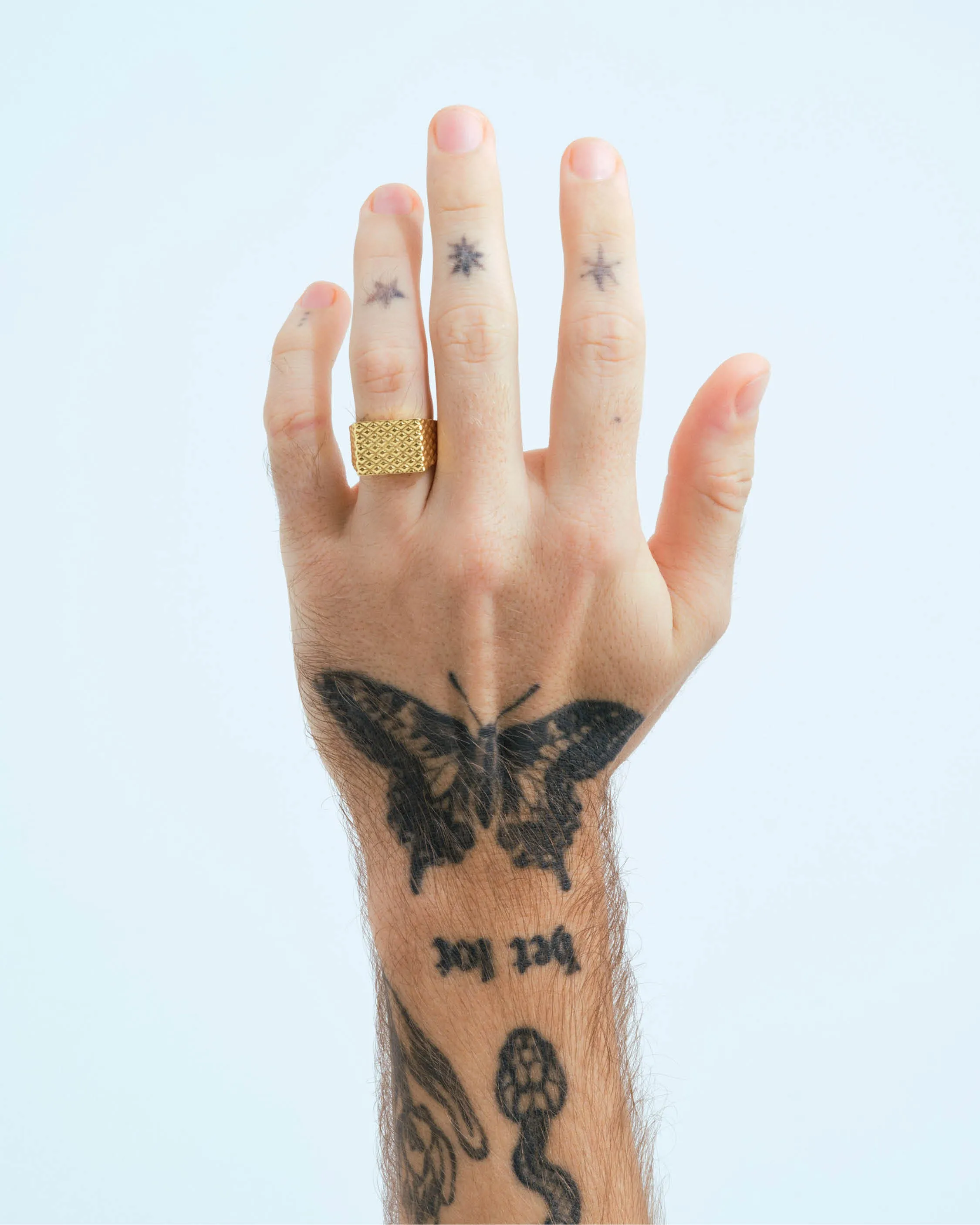 Square signet ring with diamond-cut structure