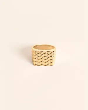 Square signet ring with diamond-cut structure
