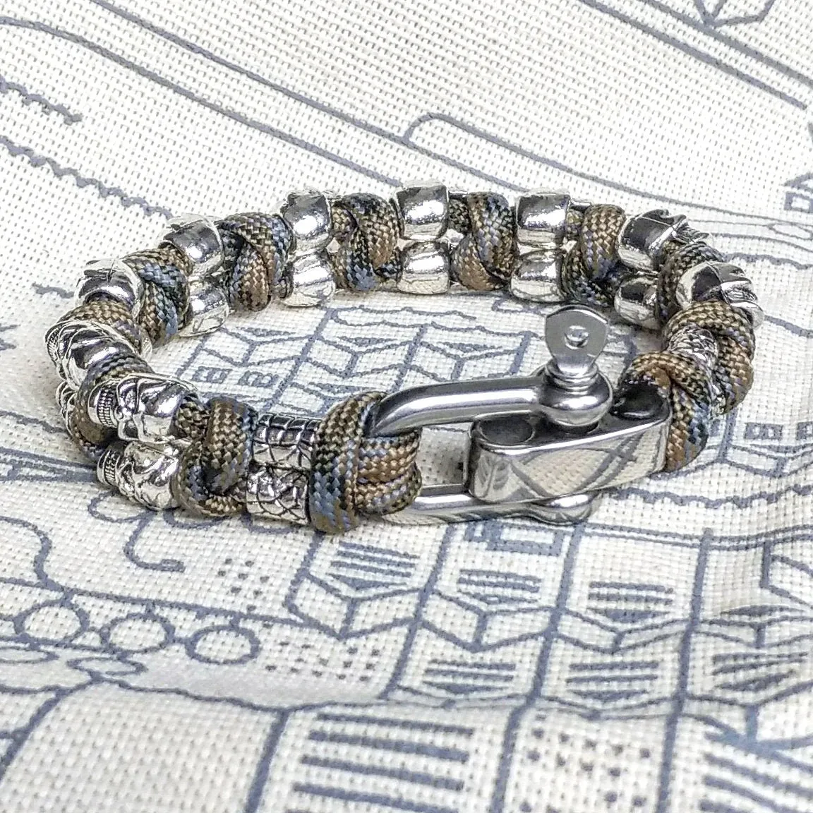 Steel skull paracord bracelet.  A great gift for men and women who prefer a brutal style and a symbol of the skull. Halloween gift.