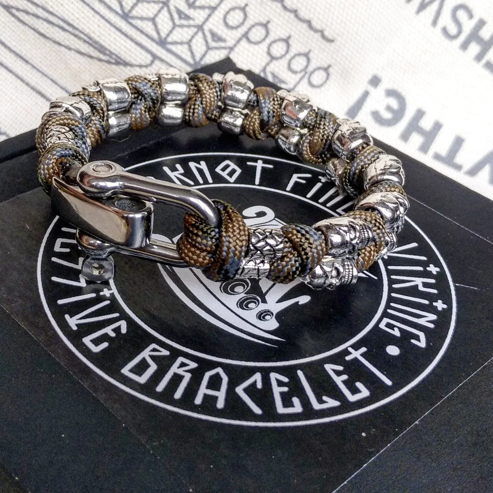 Steel skull paracord bracelet.  A great gift for men and women who prefer a brutal style and a symbol of the skull. Halloween gift.