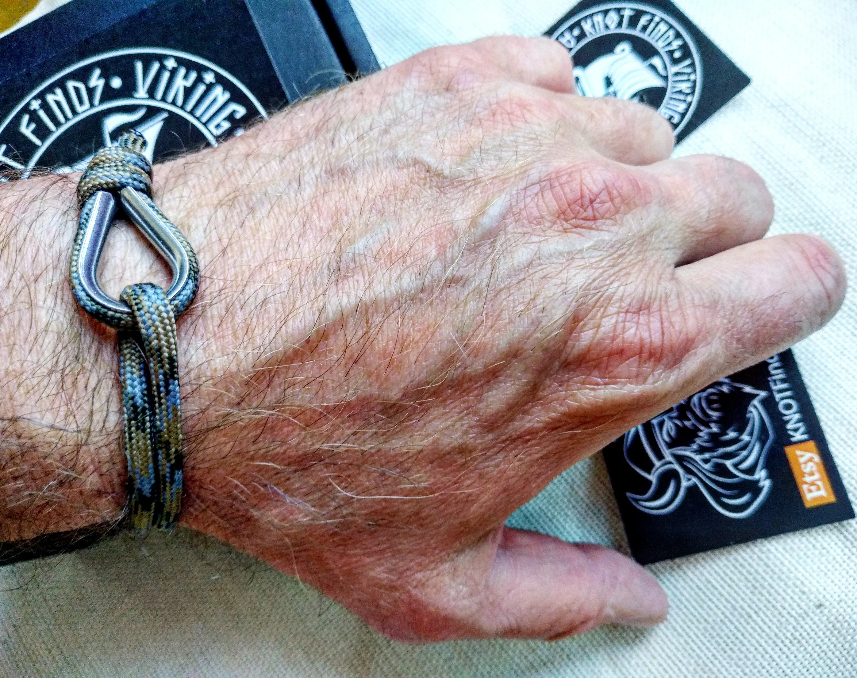 Stylish paracord bracelet / Celtic knot / Wire rope thimbles / skydiving