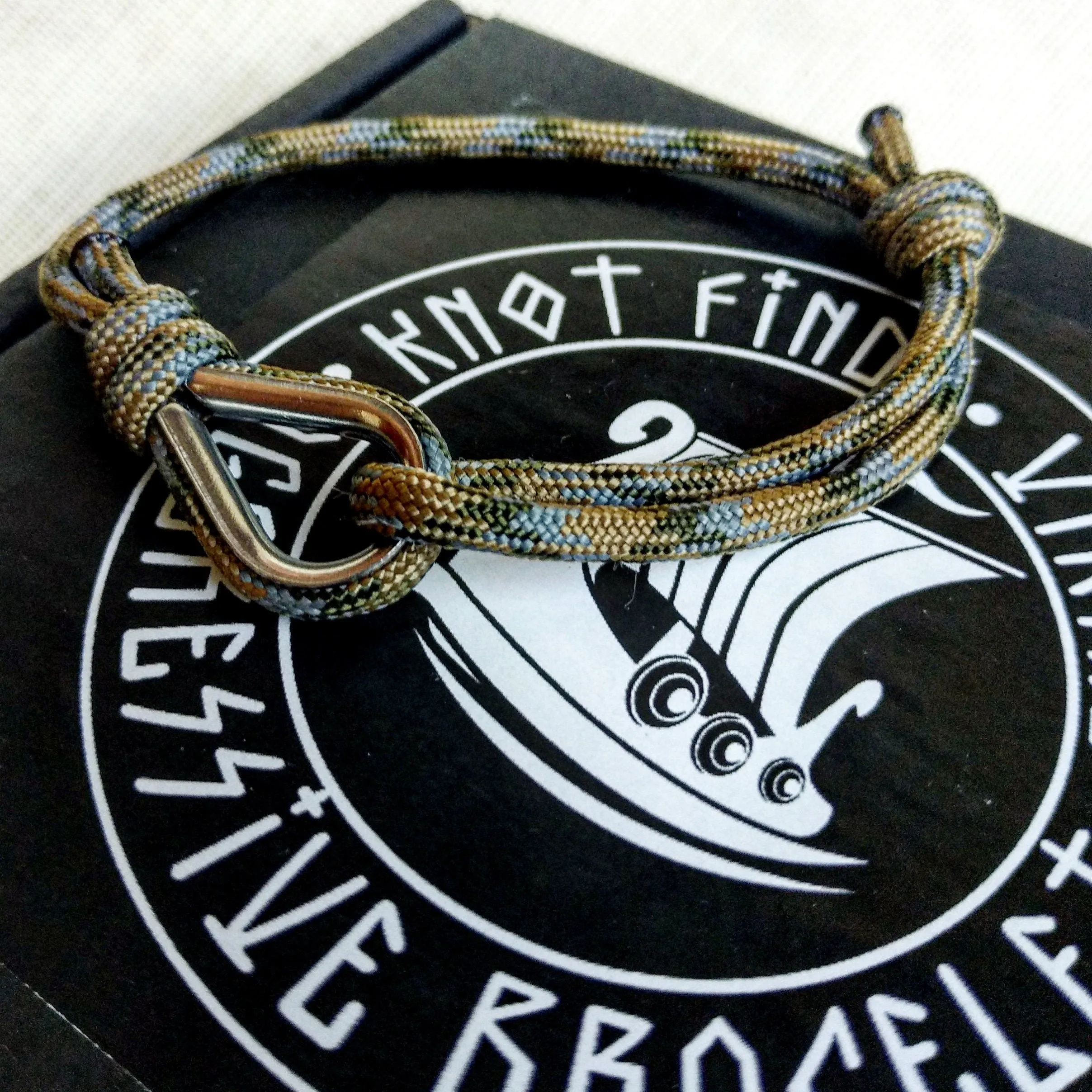 Stylish paracord bracelet / Celtic knot / Wire rope thimbles / skydiving