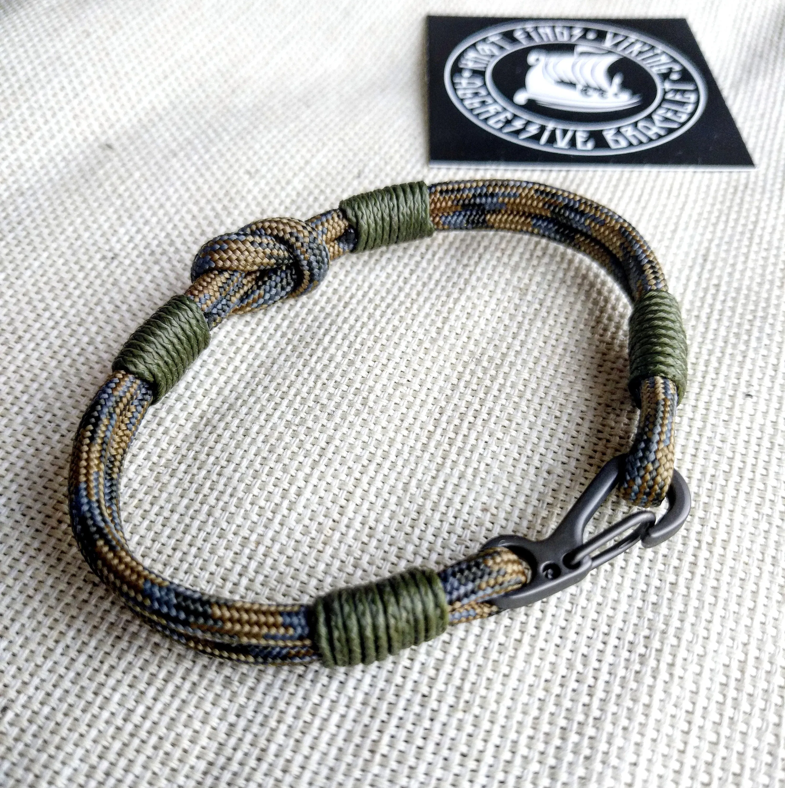 Thin military bracelet.  Unloading camp bracelet. Paracord and carabiner bangle for men. Army style.