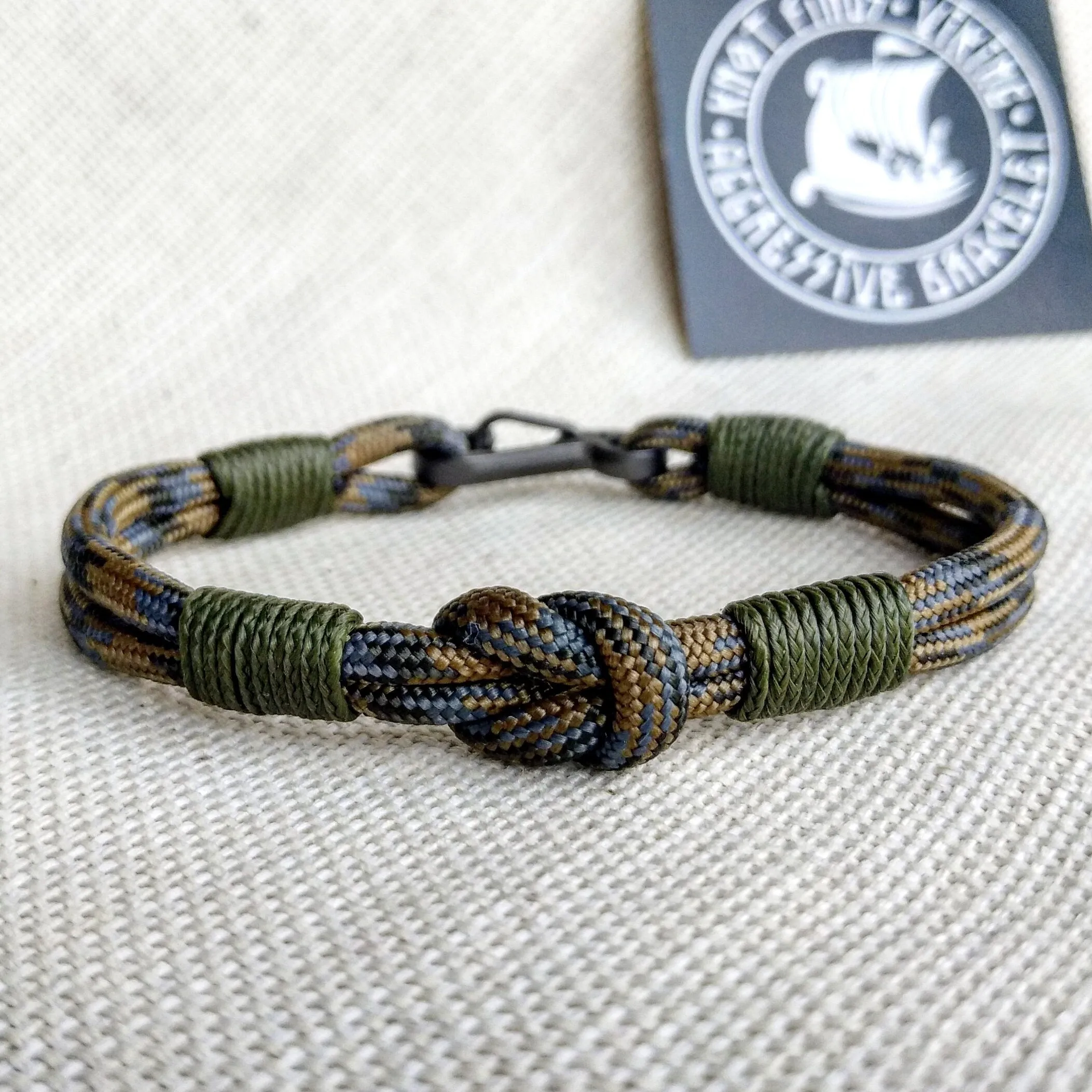 Thin military bracelet.  Unloading camp bracelet. Paracord and carabiner bangle for men. Army style.