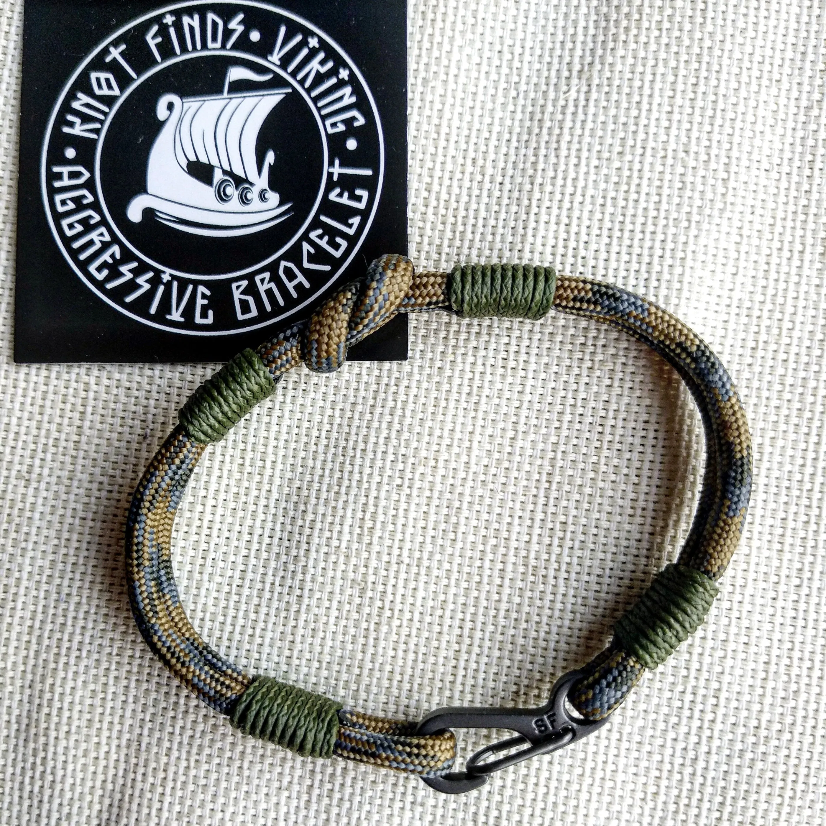 Thin military bracelet.  Unloading camp bracelet. Paracord and carabiner bangle for men. Army style.